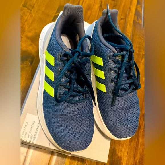 🏃‍♂️Adidas shoes kids size 1.5 - Picture 1 of 4